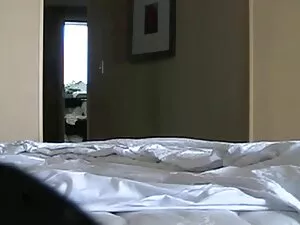 bébé poilu avec des  ...