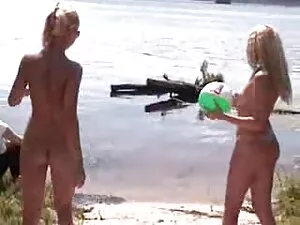 Blonde aux seins mag ...