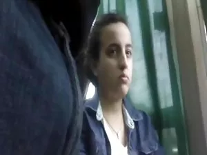 Jeune blonde aux bea ...